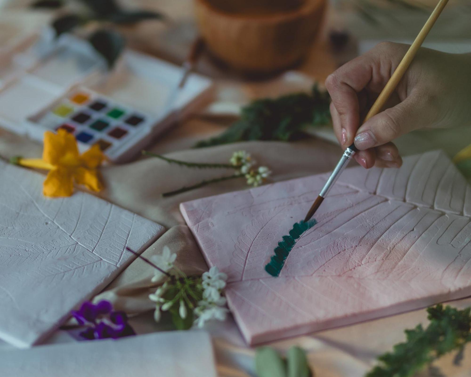 Dinso Resort & Villas Phuket, Vignette Collection By Ihg Patong Екстер'єр фото A hand painting a silk fabric