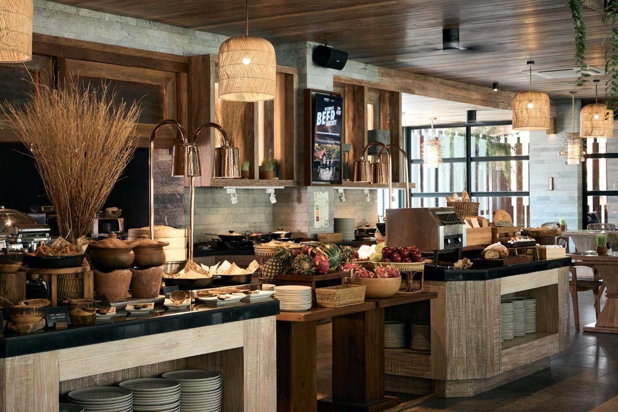 Dinso Resort & Villas Phuket, Vignette Collection By Ihg Patong Екстер'єр фото The buffet at the restaurant