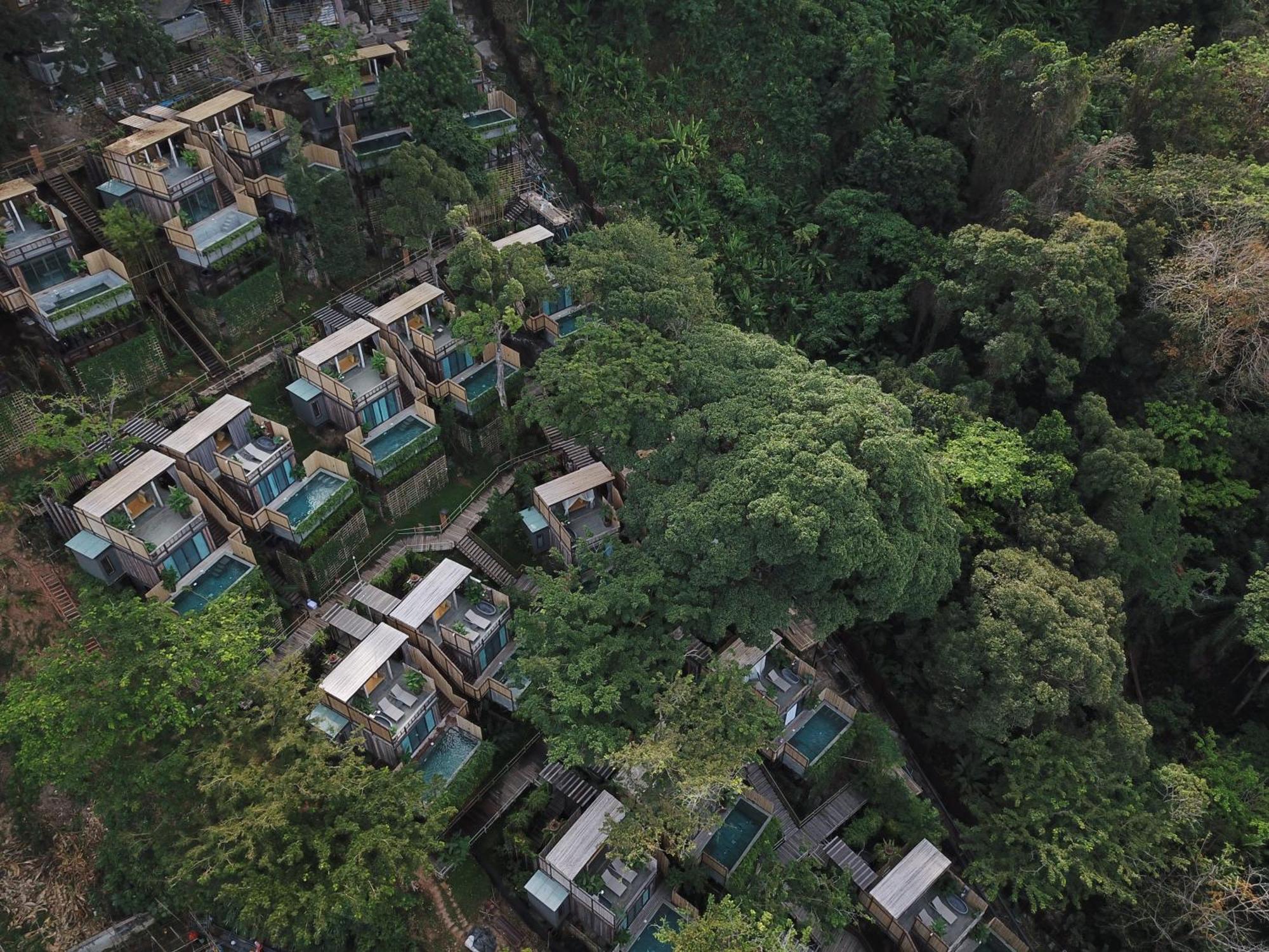 Dinso Resort & Villas Phuket, Vignette Collection By Ihg Patong Екстер'єр фото Aerial view of the resort
